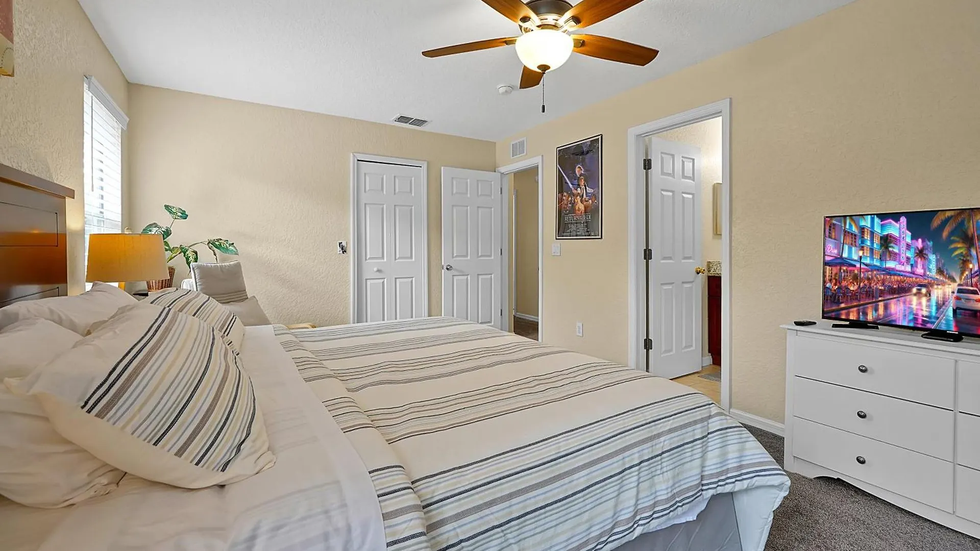 Regal Palms Retreat W/ Lazy River, Pool, & Balcony Davenport